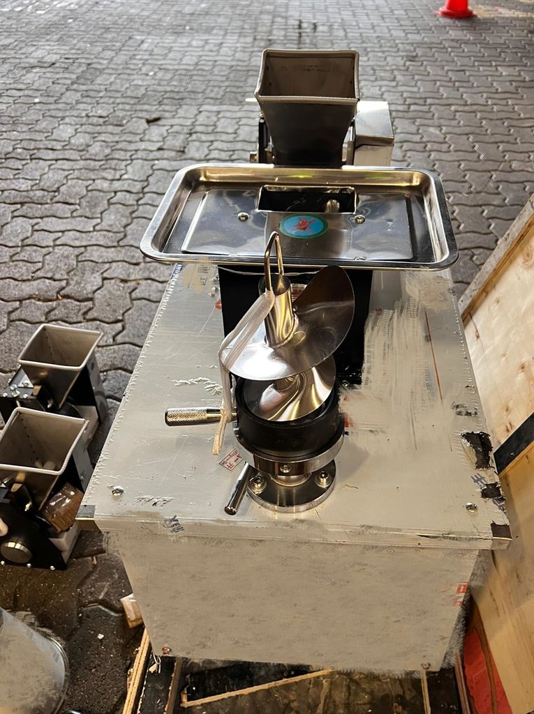 Zoll stellt Maultaschenmaschine in Hamburg sicher