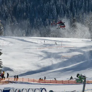 Ein Rettungshubschrauber in einem Skigebiet.