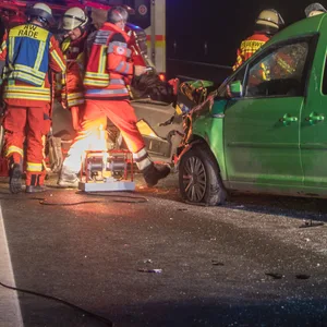 Der Fahrer des roten Sprinters wurde vom nachfolgendem grünen Caddy eingeklemmt und musste von der Feuerwehr befreit werden.