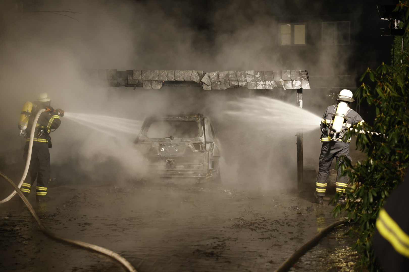 In Sasel brannte in der Nacht zu Montag ein Jeep komplett aus.