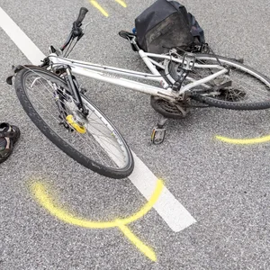 Ein zerstörtes Fahrrad liegt nach einem Unfall in Hamburg auf der Straße. (Symbolbild)
