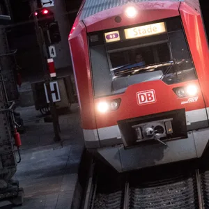 Eine S-Bahn der Linie S3 nach Stade steht am Hamburger Hauptbahnhof. (Symbolbild)