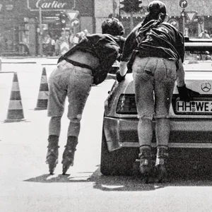 Der Mercedes 500 SL mit seinen „Anhängern“ auf dem Neuen Jungfernstieg