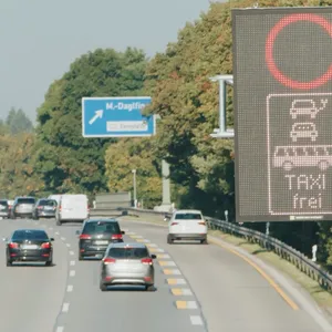 Auf der A94 in München wurde im September testweise eine „Blue Lane“ installiert.