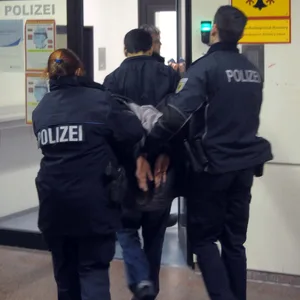 Bundespolizisten nehmen einen Mann fest. (Symbolfoto)