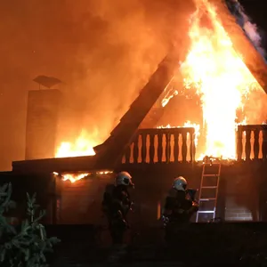Flammen griffen aus dem Dachbereich aufs Nachbarhaus über.