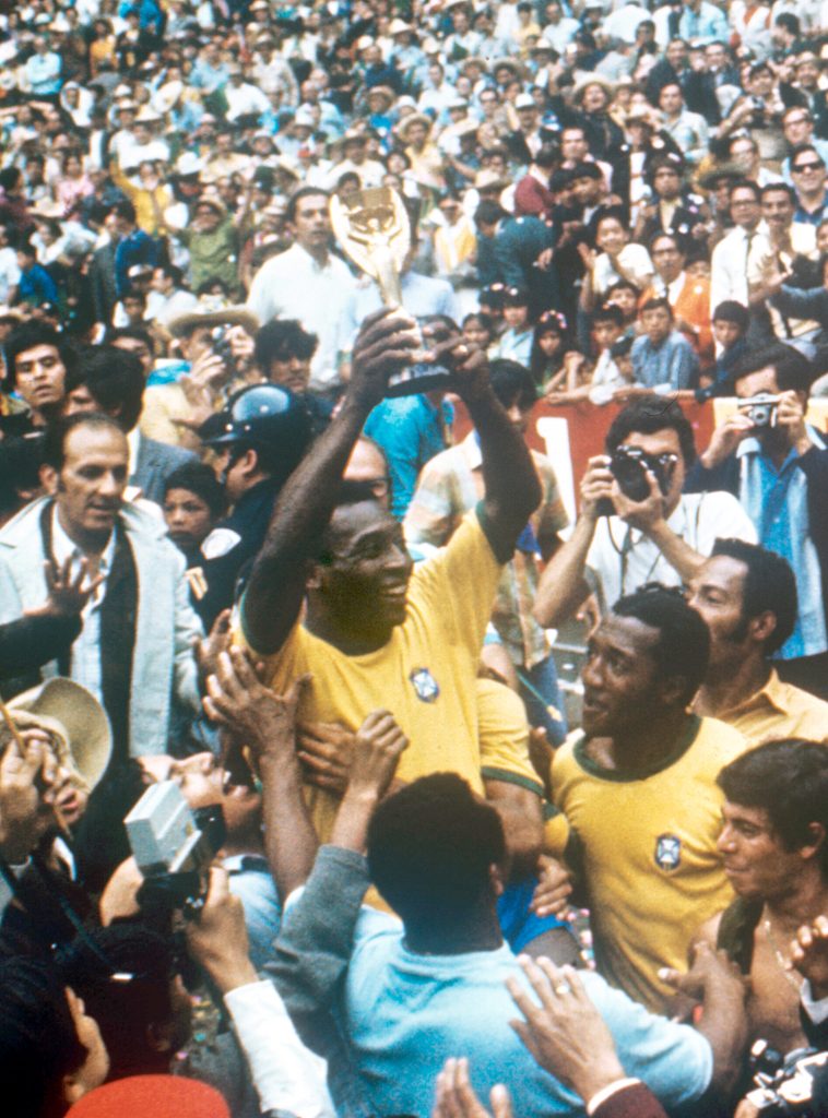 Pele mit Pokal