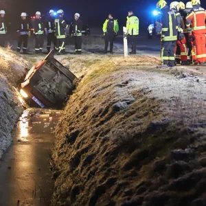 Der Renault landete im Straßengraben