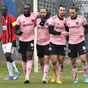 Im Gazzetta-dello-Sport-Rosa bejubelt Dassendorf die Oberliga-Tabellenführung.
