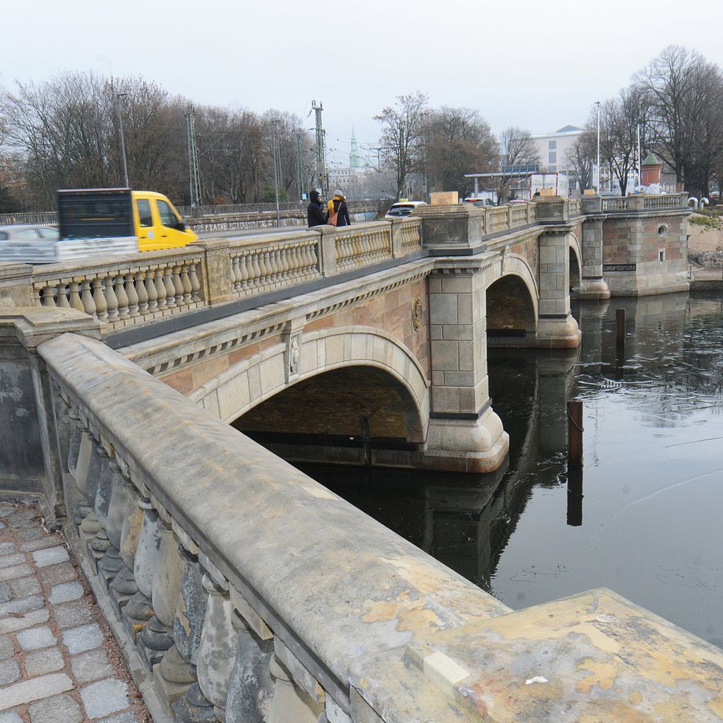 Die Lombardsbrücke wurde nach vielen Jahren endlich fertig saniert. Die Fassade wurde komplett erneuert.