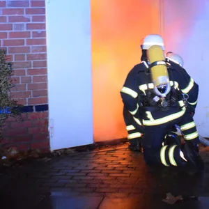 Müllverschlag in Flammen – schwierige Löscharbeiten