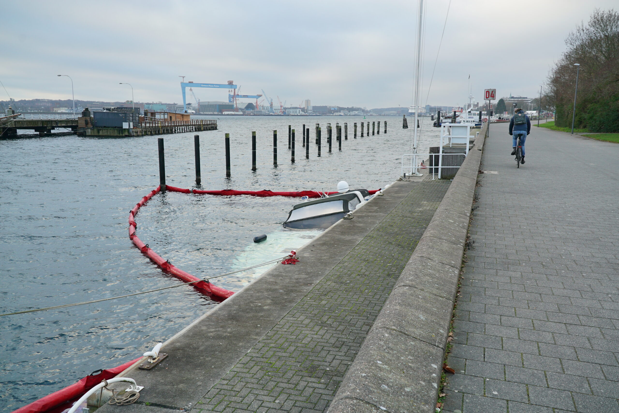 Ein gesunkenes Boot in einem Kieler Hafen