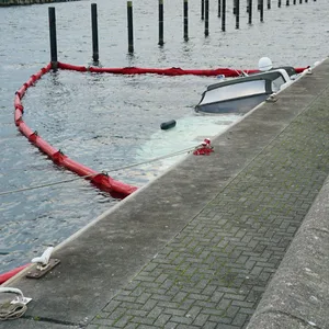 Ein gesunkenes Boot in einem Kieler Hafen