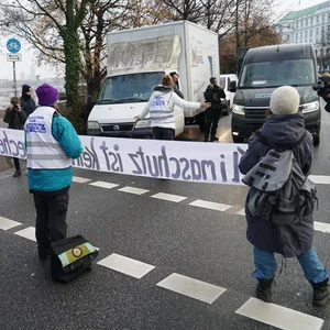 Aktivist:innen der Gruppierung Extinction Rebellion blockierten am Mittwoch den Verkehr auf der Kennedybrücke.