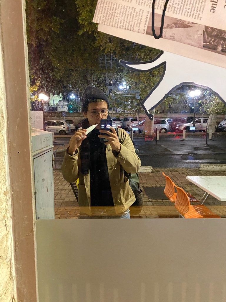 Eine Reflexion von Lukas, wie er sich die Zähne putzt.