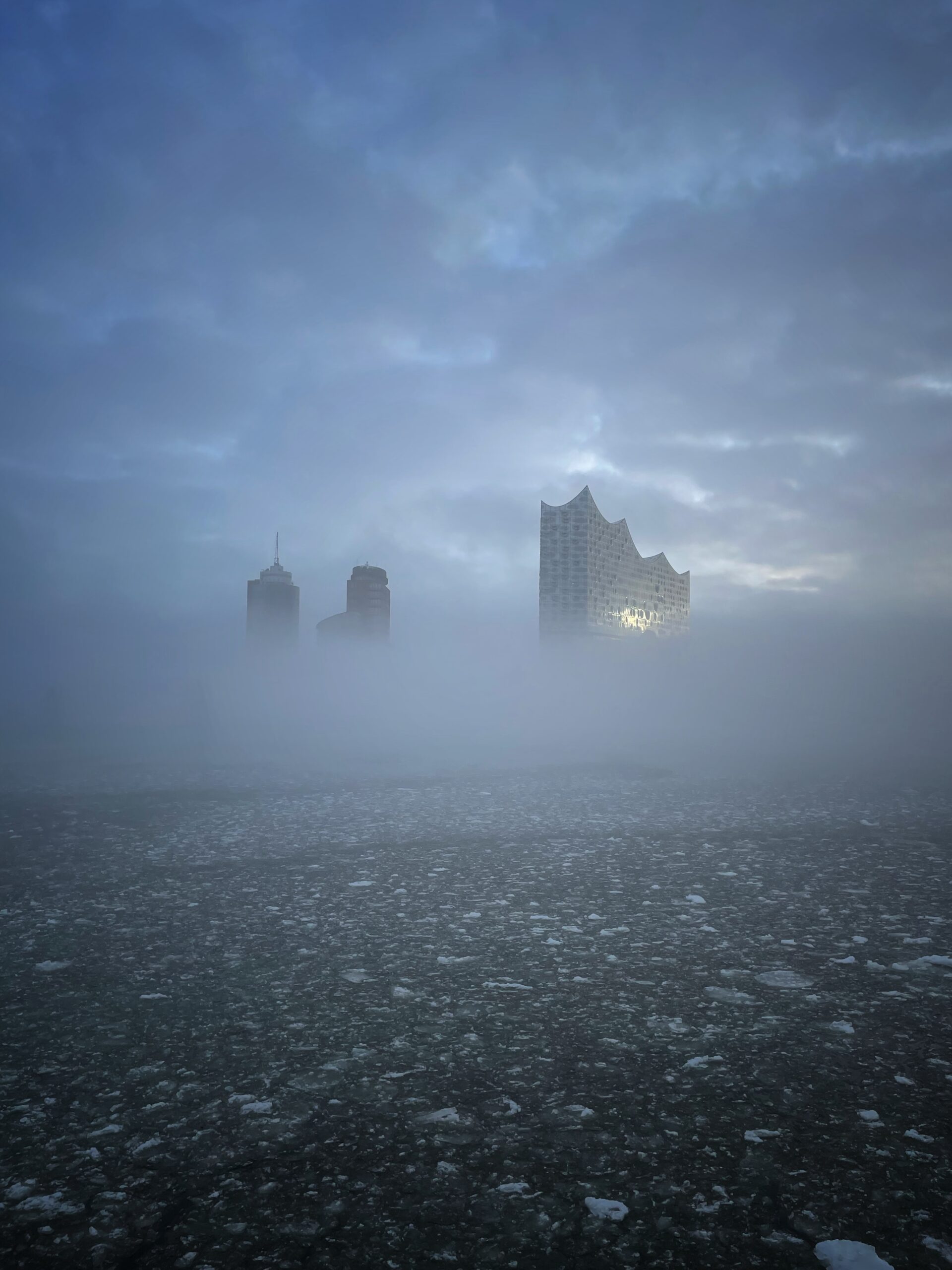 Ganz schön gespenstisch: Die Elbphilharmonie versinkt im Nebel.