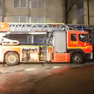 Tannenbaum setzt Wohnung in Brand - ein Mieter verletzt
