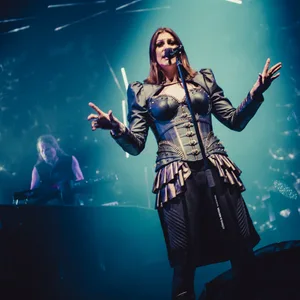 Nightwish-Frontfrau Floor Jansen bot den Fans zusammen mit ihren Kollegen einen energiegeladenen Abend in Hamburg.