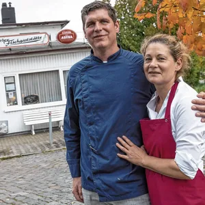 Christian und Olivia Butzke stehen vor der Veddeler Fischgaststätte
