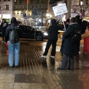 Demonstranten vor dem Hauptbahnhof