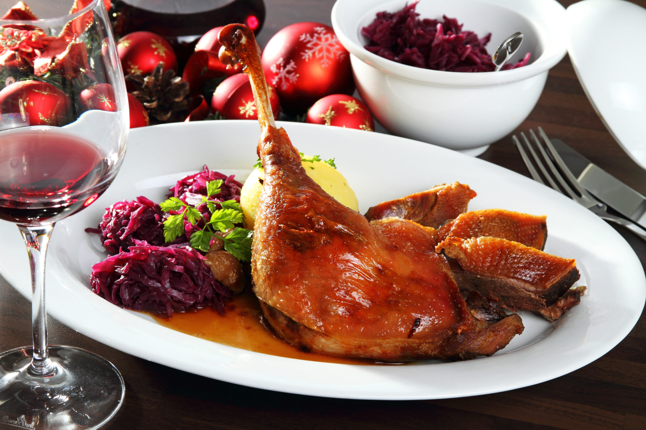 Traditionell mit Rotkohl und Knödeln kommt die Gans in der „Wein- und Friesenstube“ auf den Teller.