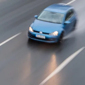 Auto auf nasser Fahrbahn.