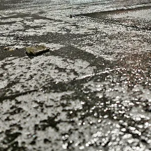 Spiegelglatte Straßen wie hier im Westen Deutschlands drohen am Montagmorgen auch im Norden.