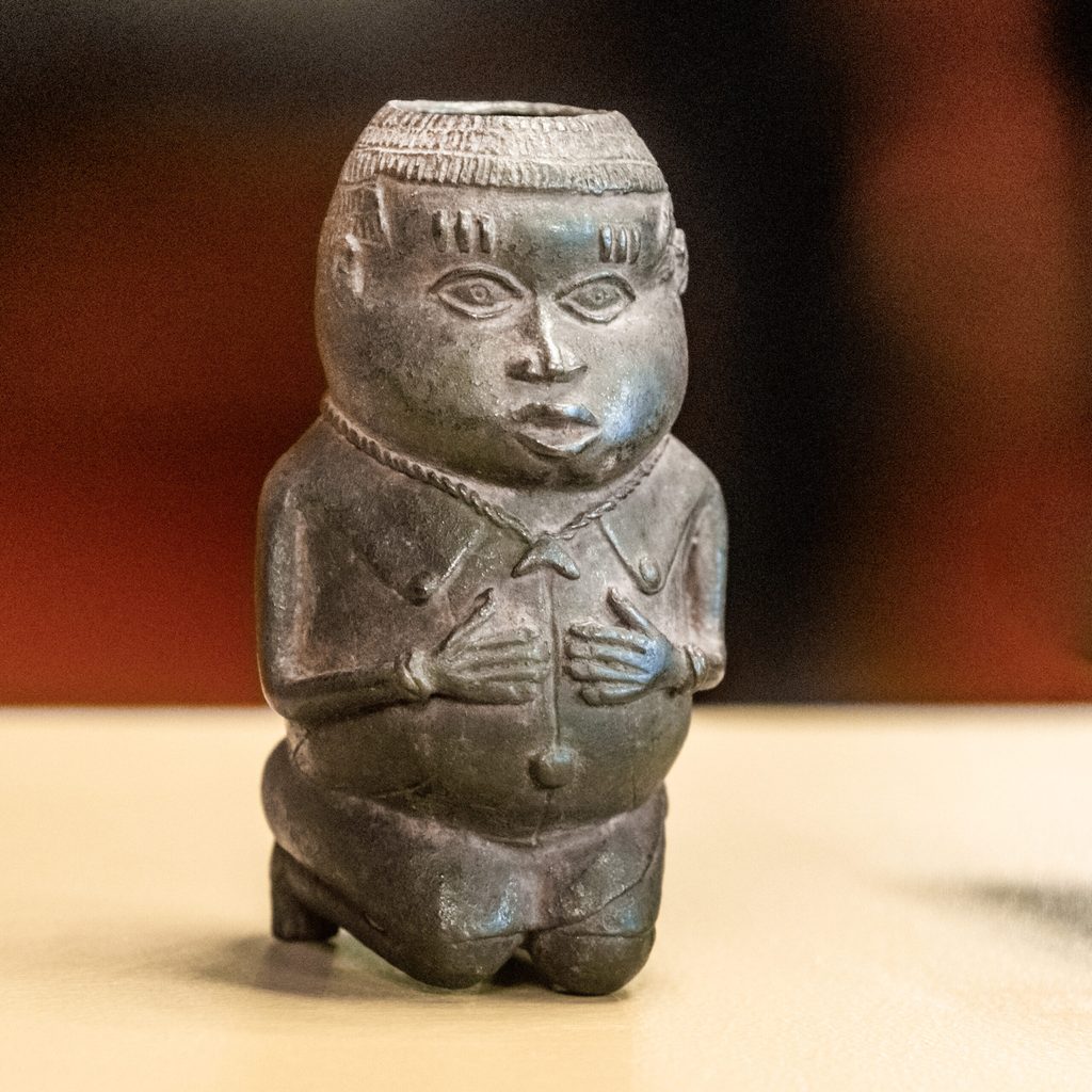 Das zeremoniale Gefäss einer Knienden Frau