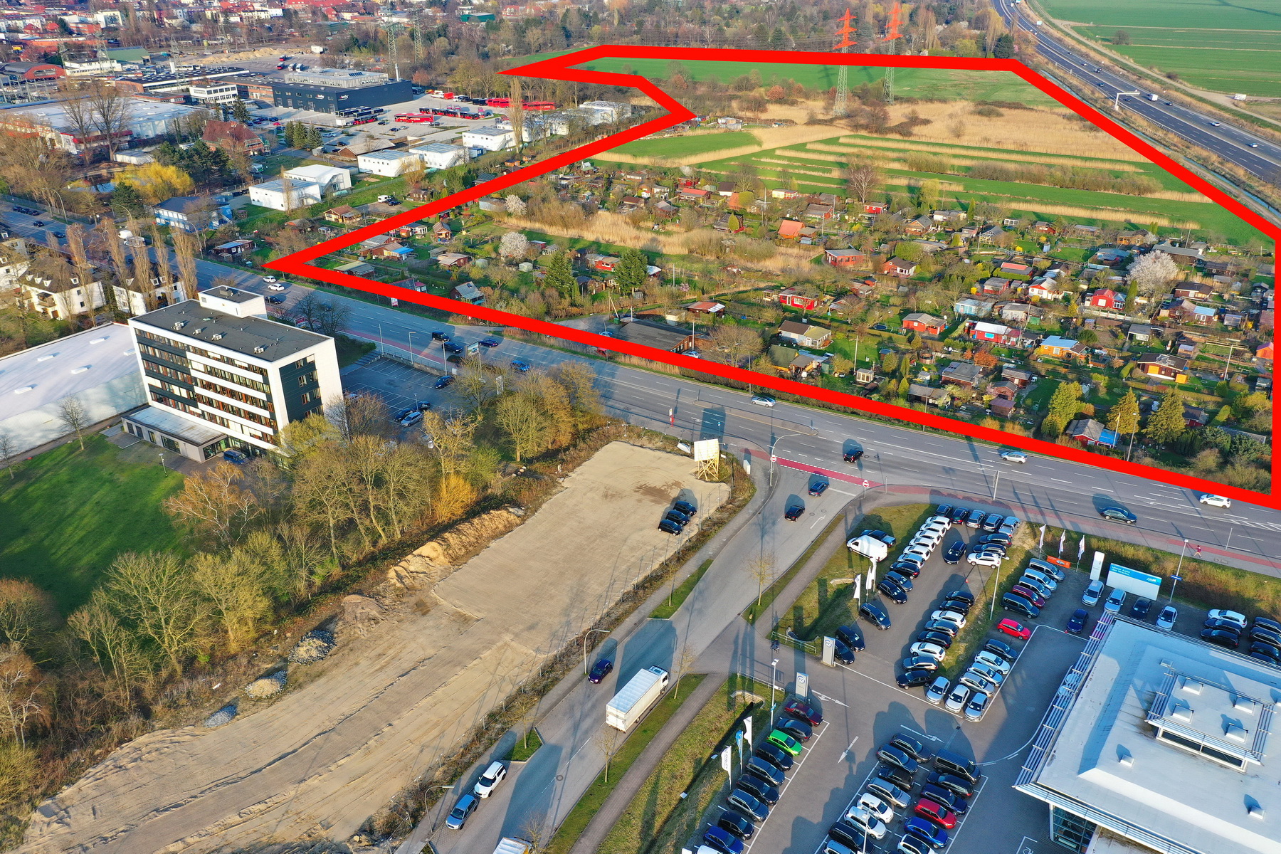 Auf diesem Gelände an der A25 soll die neue Fabrik entstehen.