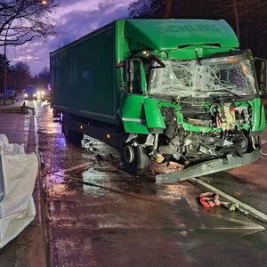 Bei der Haltestelle Hausbruch ist ein LKW in einen Bus gekracht.