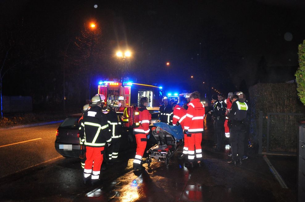 Rettungskräfte am Unfallort in Hamburg-Lurup