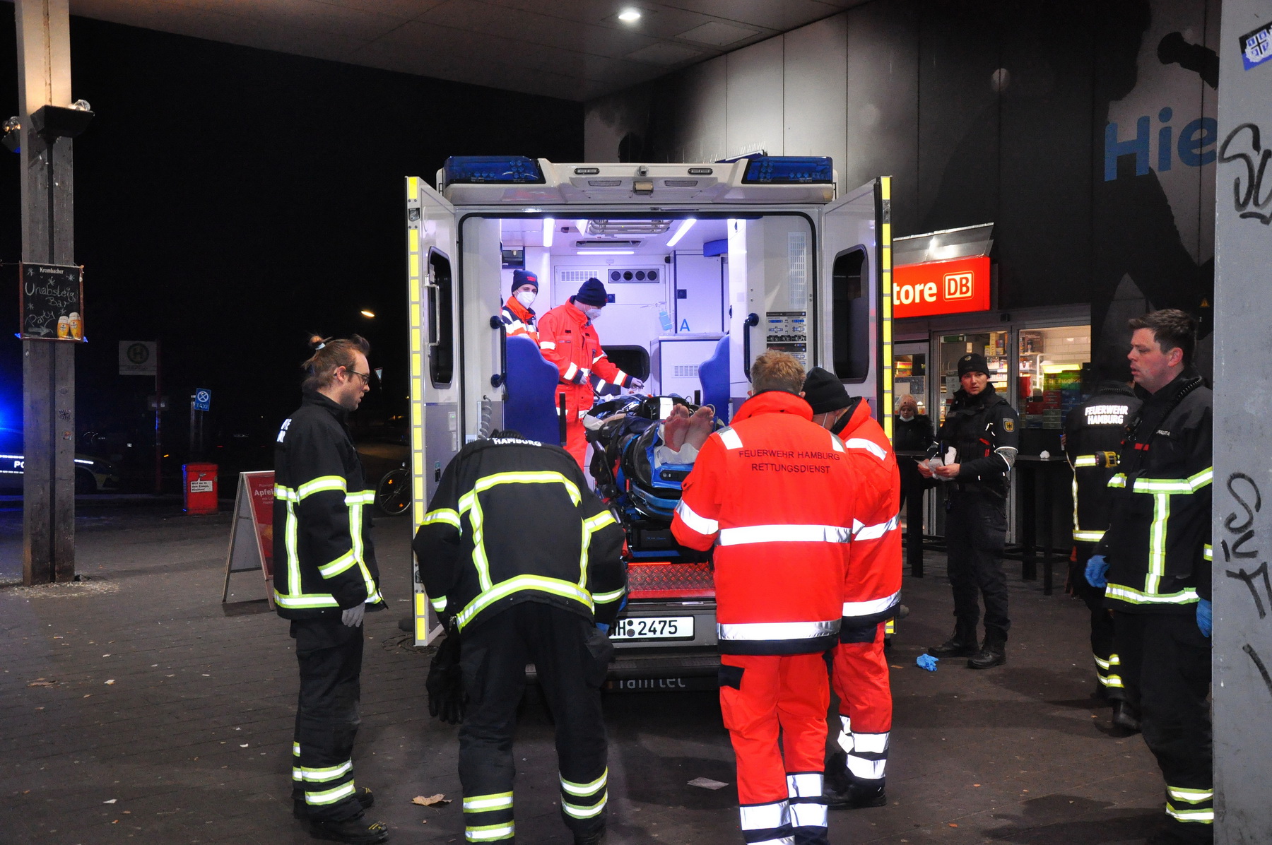 Rettungskräfte kümmern sich um einen Mann, der am frühen Freitagmorgen von einer Hamburger S-Bahn getroffen wurde.