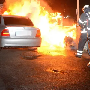 Feuerwehrkräfte löchen ein brennendes Auto in Rahlstedt. In der Nacht zu Freitag gab es hier schon wieder ein Feuer.