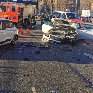 Beide Autos wurden bei dem Unfall stark beschädigt.