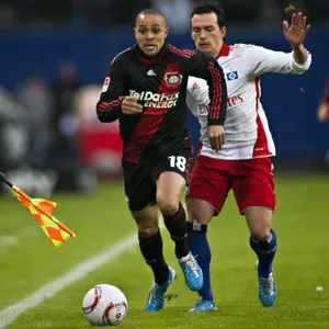 Nach seiner Zeit beim HSV spielte Sidney Sam (l./hier gegen Piotr Trochowski) unter anderem für Bayer Leverkusen.