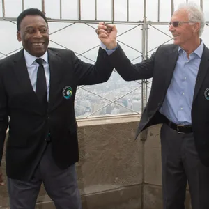 Die New Yorker Cosmos-Legenden Pelé und Franz Beckenbauer im Observatorium im 86. Stock