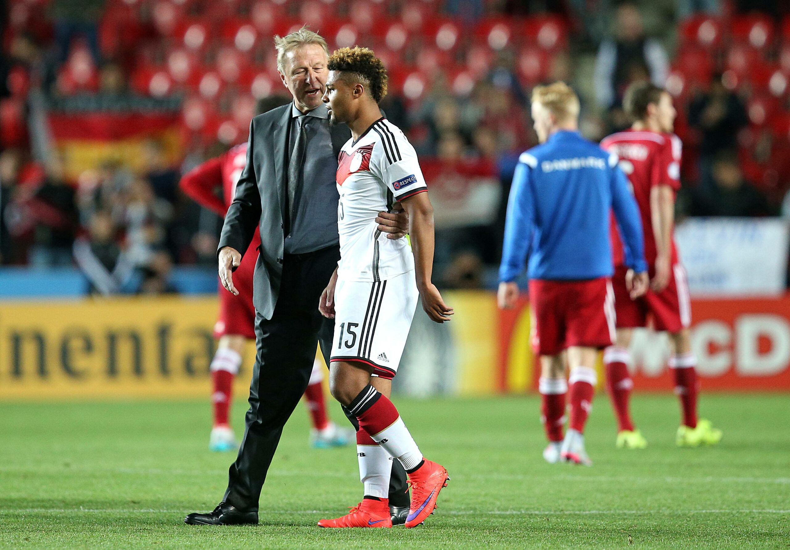 Horst Hrubesch mit Serge Gnabry
