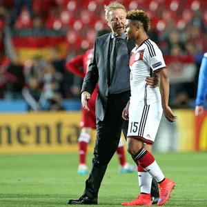 Horst Hrubesch mit Serge Gnabry