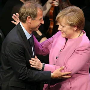 Angela Merkel und Jürgen Klinsmann umarmen sich