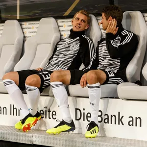 Nils Petersen (l./neben Thomas Müller) absolvierte unter Ex-Bundestrainer Jogi Löw im Jahr 2018 zwei Länderspiele für Deutschland.
