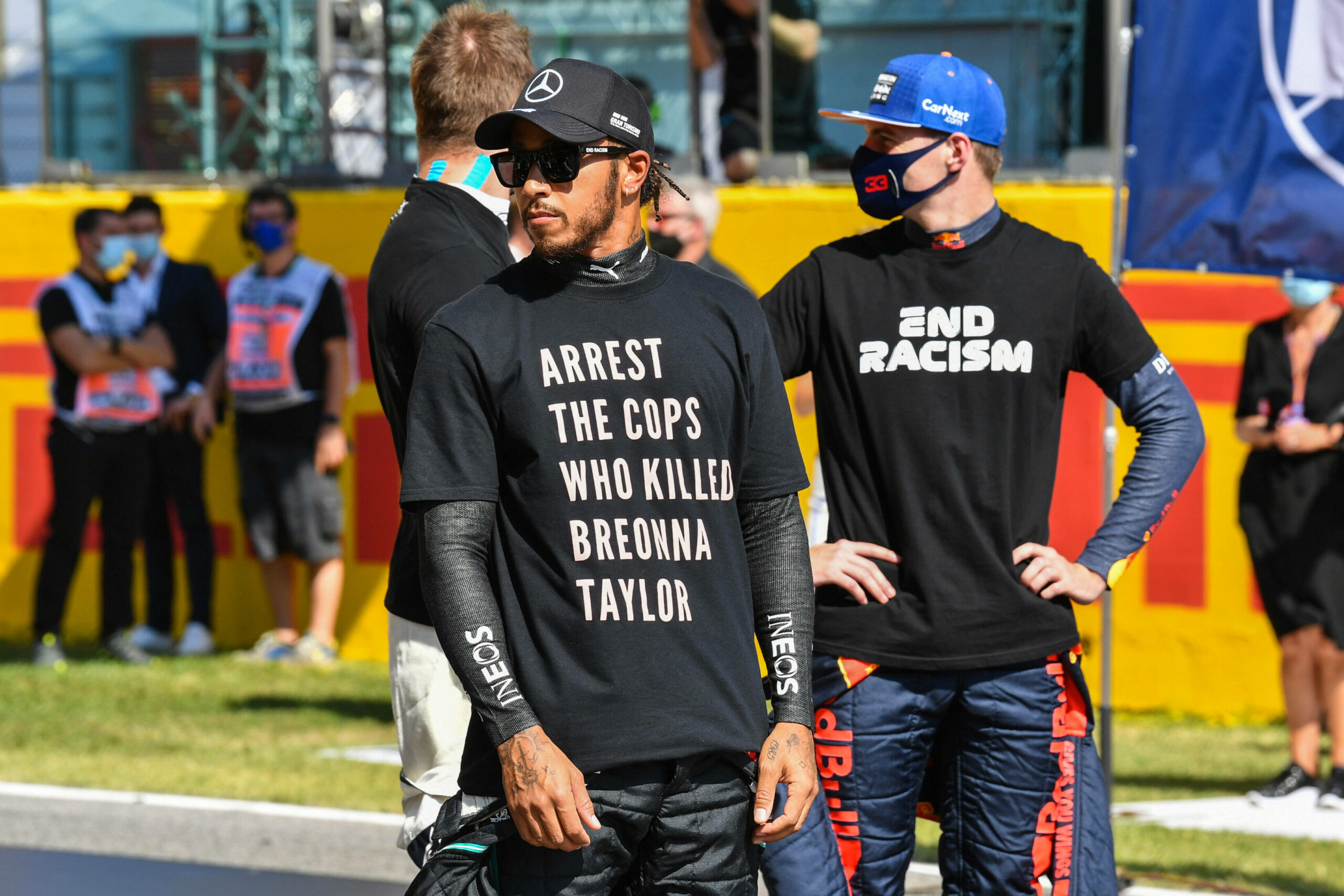 Lewis Hamilton und Max Verstappen protestieren im Jahr 2020 in Mugello gegen Rassismus.