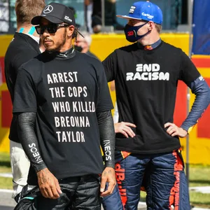 Lewis Hamilton und Max Verstappen protestieren im Jahr 2020 in Mugello gegen Rassismus.