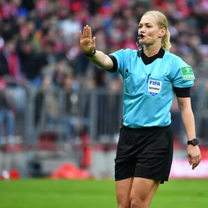 Bibiana Steinhaus-Webb als Bundesliga-Schiedsrichterin