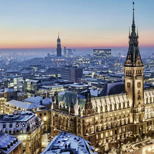 So sahen das Rathaus und der Weihnachtsmarkt 2010 aus.