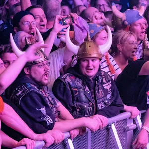 Hörner, Bier, Met und mitgrölende Fans – so sieht die Torfrock-„Bagaluten-Wiehnacht“ traditionell aus.