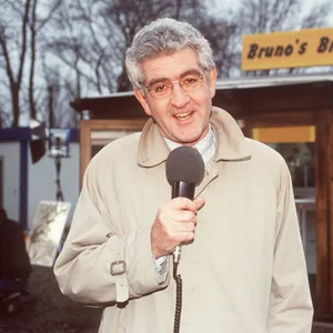 Dénes Törzs wurde als TV-Ansager im NDR bekannt. 1993 spielte er im Film „Rotwang muß weg!“ mit.