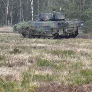 Zwei abgetarnte Schützenpanzer „Puma“ auf einem Truppenübungsplatz. (Archivfoto)
