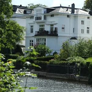 Für eine Stadtvilla direkt an der Alster sollten Interessierte lieber die eine oder andere Million auf dem Konto haben. (Symbolbild)