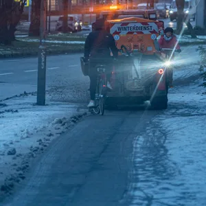 Streufahrzeug in der Saarlandstraße in Hamburg. In der Hansestadt wird es am Montag spiegelglatt. (Archivfoto)