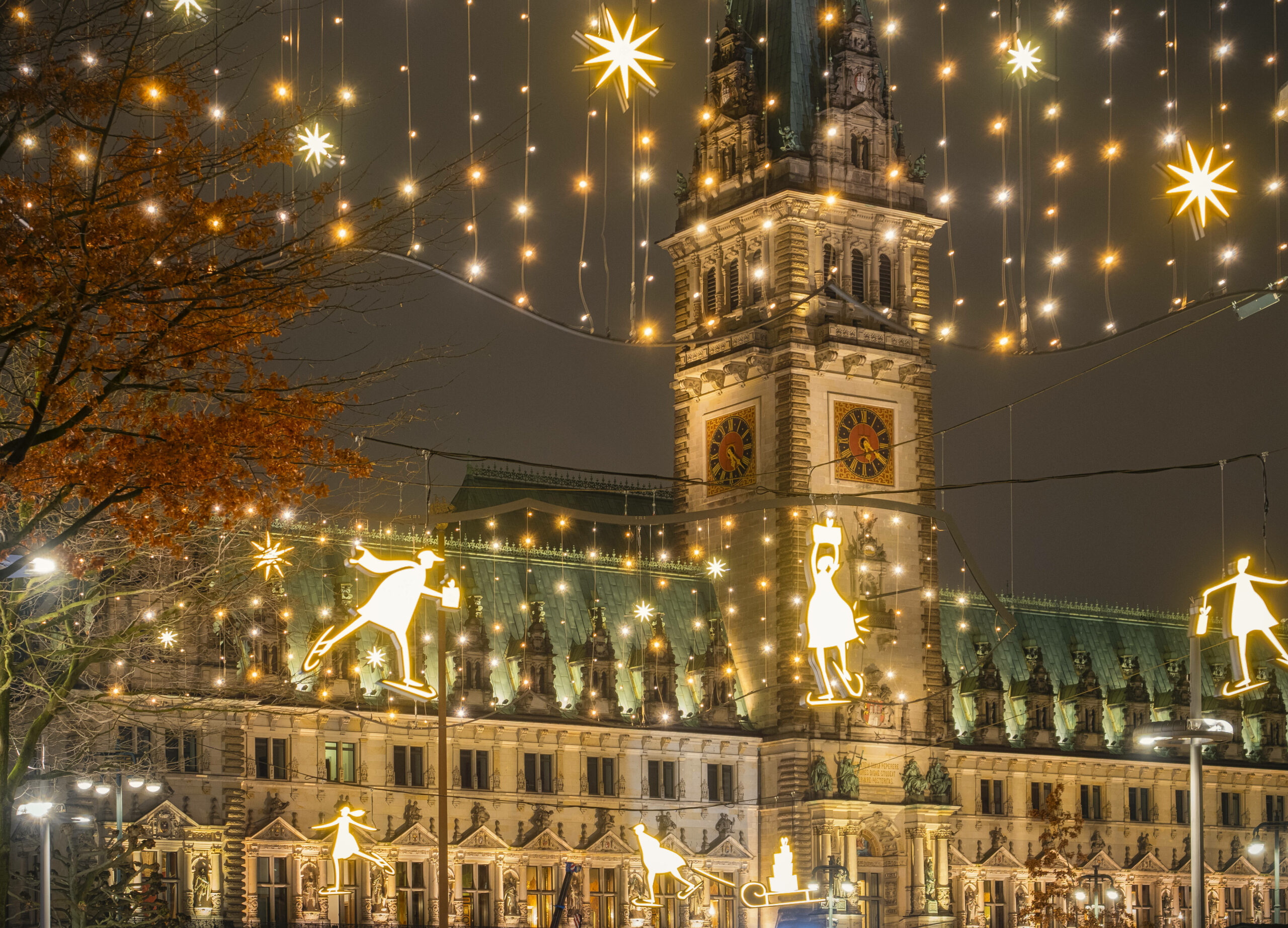 Rathaus und Weihnachtsbeleuchtung